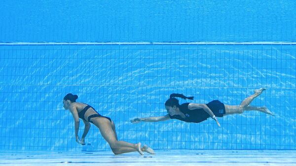 La nadadora Anita Alvarez es rescatada por su entrenadora en los Campeonatos Mundiales de Natación 2022, en Budapest - Sputnik Mundo