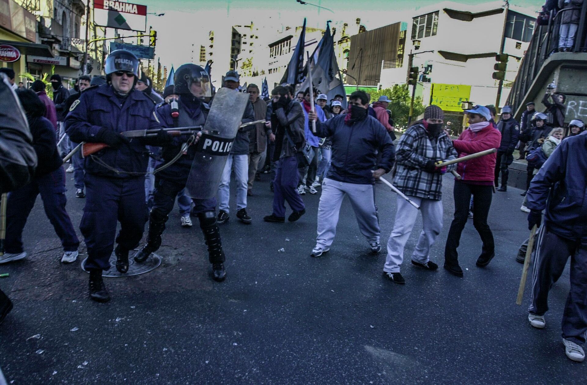 Agentes antimotines de la Policía bonaerense enfrentan a manifestantes en inmediaciones del Puente Pueyrredón. Avellaneda, provincia de Buenos Aires. 26/06/2002 - Sputnik Mundo, 1920, 24.06.2022
