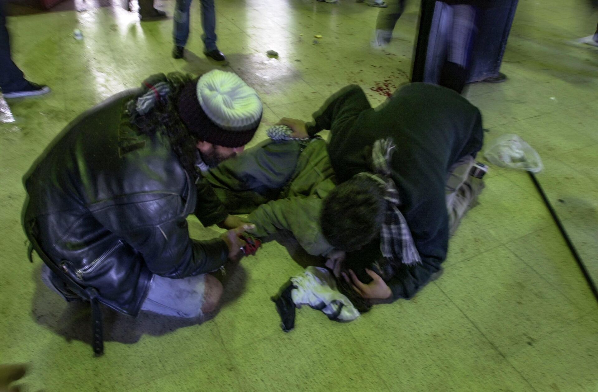Darío Santillán (gorro blanco), ayudando junto a otro manifestante a Maximiliano Kosteki herido en el suelo de la Estación Avellaneda. Provincia de Buenos Aires. 26/06/2002 - Sputnik Mundo, 1920, 24.06.2022