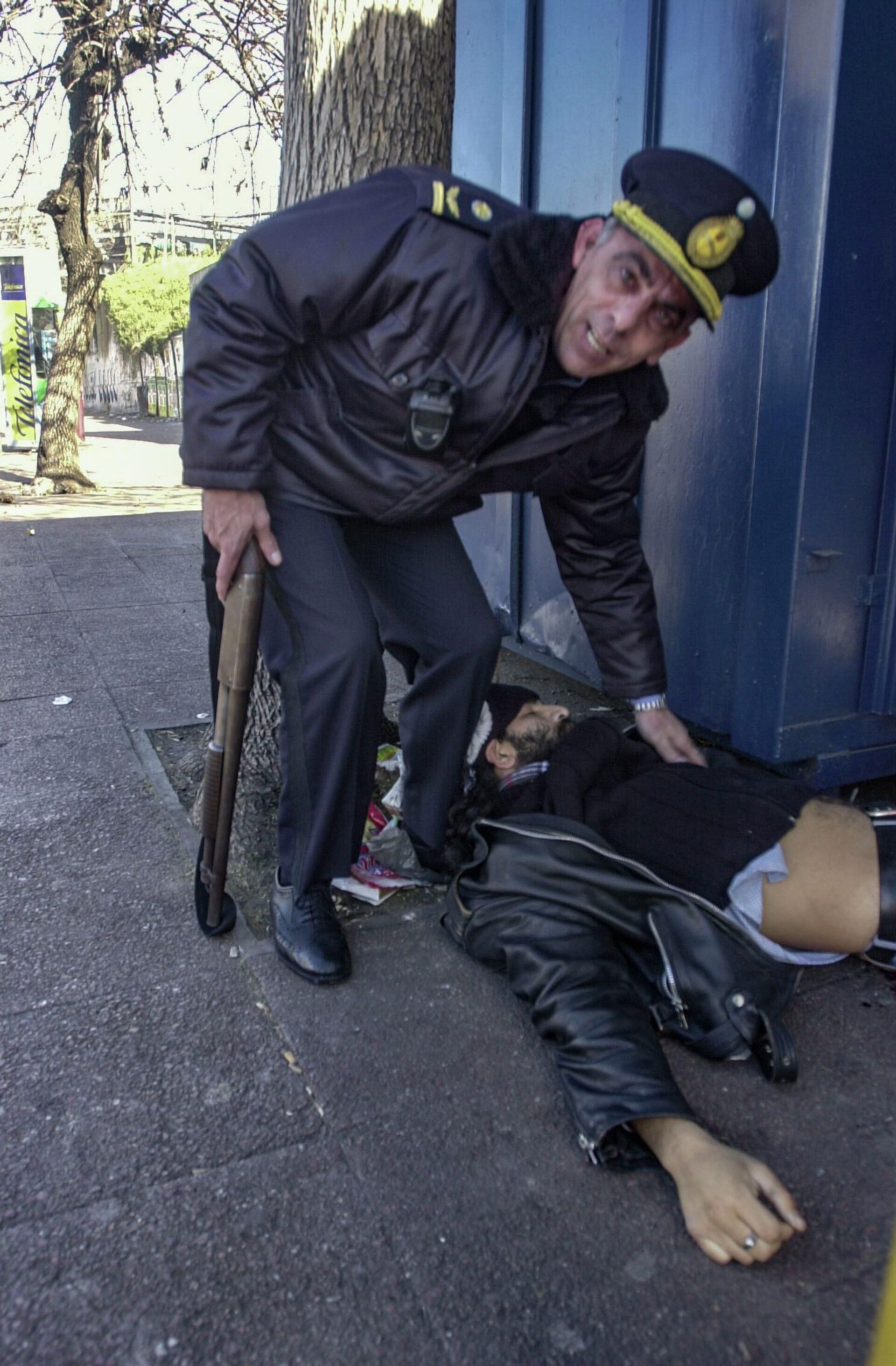 Comisario Inspector Alfredo Franchiotti de la Policía bonaerense arrastrando el cuerpo de Darío Santillán fuera de la Estación Avellaneda. Provincia de Buenos Aires, 26/06/2002 - Sputnik Mundo, 1920, 24.06.2022