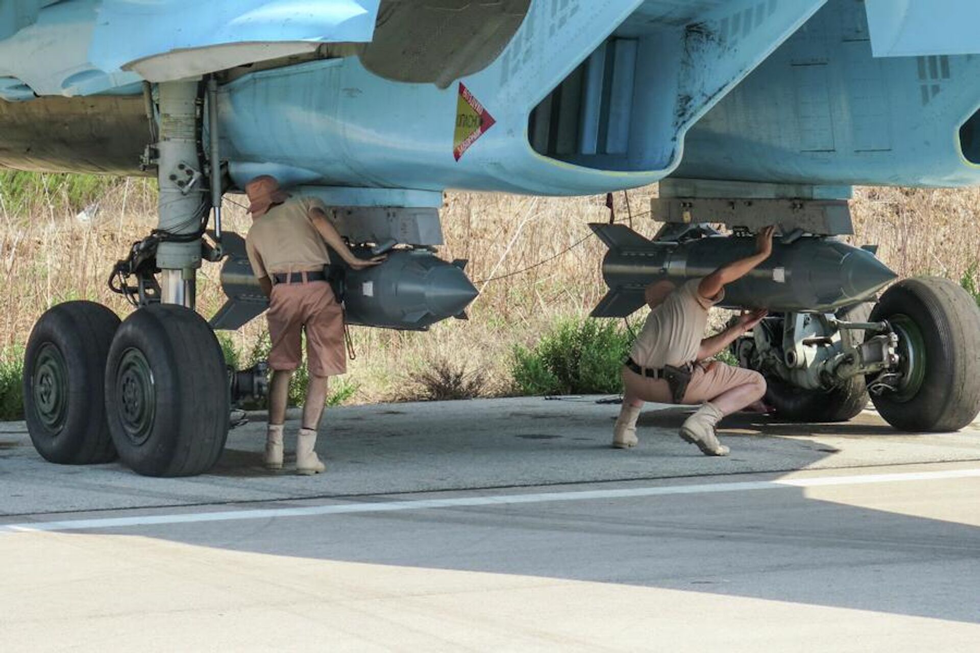 Personal de tierra instala las bombas KAB-500S bajo un cazabombardero Su-34 en Siria Personal de tierra instala las bombas KAB-500S bajo un cazabombardero Su-34 en Siria - Sputnik Mundo, 1920, 24.06.2022