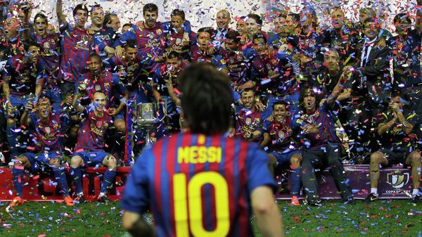 El jugador del Barcelona Lionel Messi y sus compañeros de equipo tras la final de la Copa del Rey contra el Athletic de Bilbao en el estadio Vicente Calderón de Madrid, España, 2021. - Sputnik Mundo