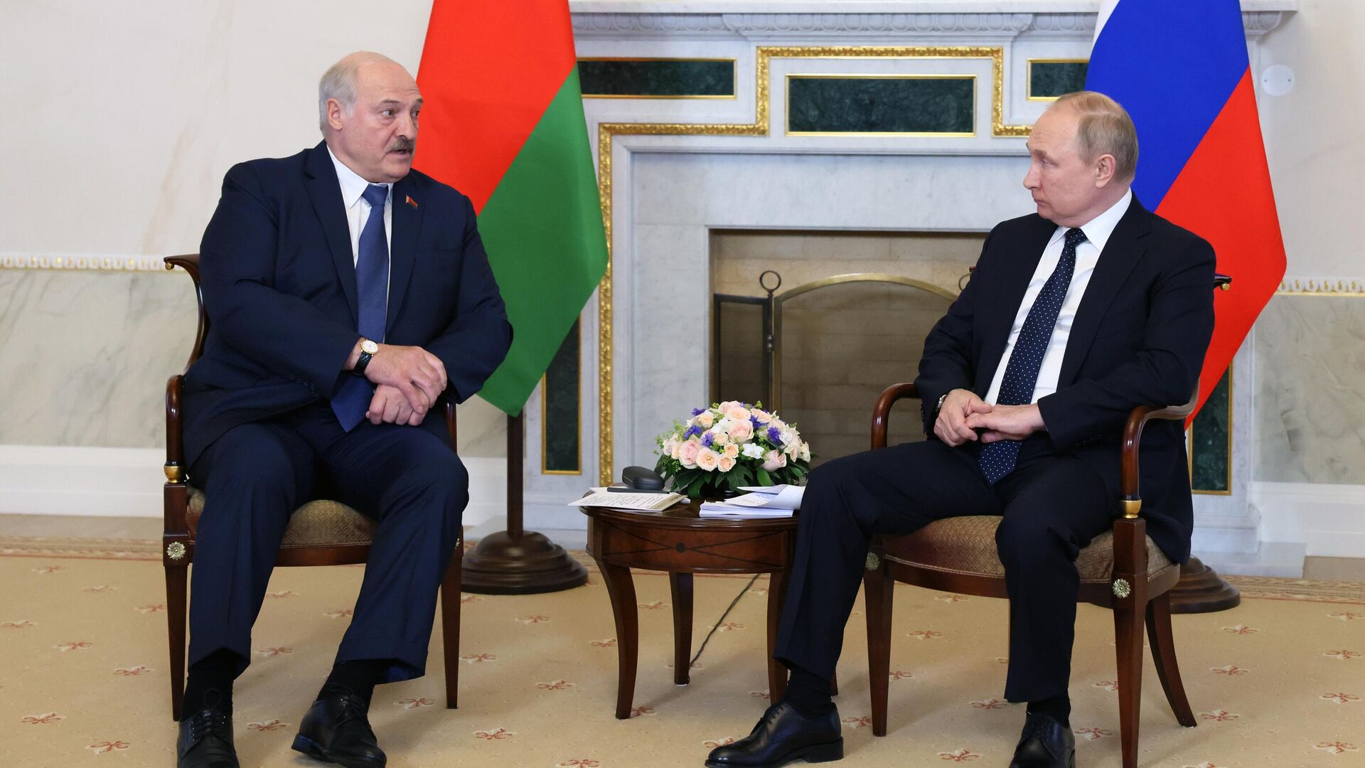 El presidente de Bielorrusia, Alexandr Lukashenko, se reúne con el presidente de Rusia, Vladímir Putin  - Sputnik Mundo, 1920, 25.06.2022