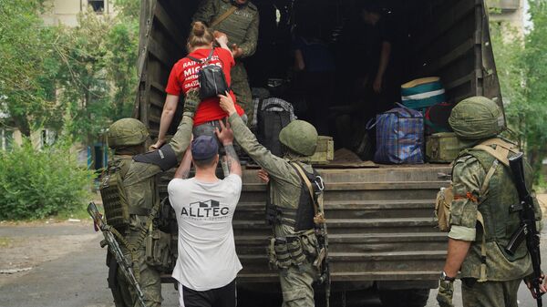Militares de Lugansk ayudan a la evacuación de civiles de Severodonetsk (archivo) - Sputnik Mundo