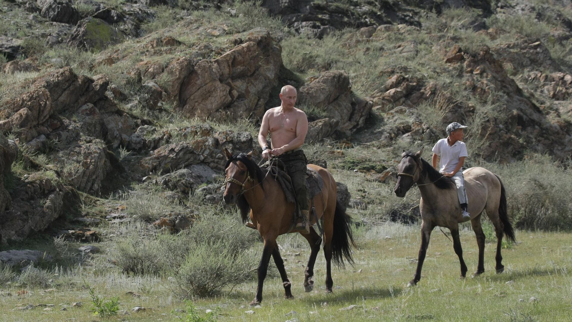 El presidente de Rusia, Vladímir Putin, monta a caballo durante sus vacaciones en 2009 - Sputnik Mundo, 1920, 26.06.2022