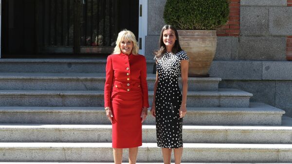 La primera dama de EEUU, Jill Biden, y la reina Letizia Ortiz de España en una reunión en Madrid - Sputnik Mundo