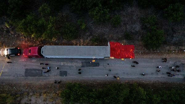 Camión abandonado en la periferia de la ciudad de San Antonio. Adentro fueron encontrados 50 cadáveres de migrantes provenientes de México y Centroamérica - Sputnik Mundo