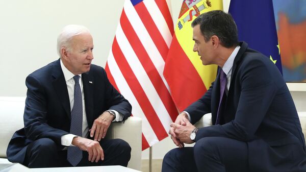 El mandatario estadounidense, Joe Biden, y el presidente del Gobierno español, Pedro Sánchez - Sputnik Mundo