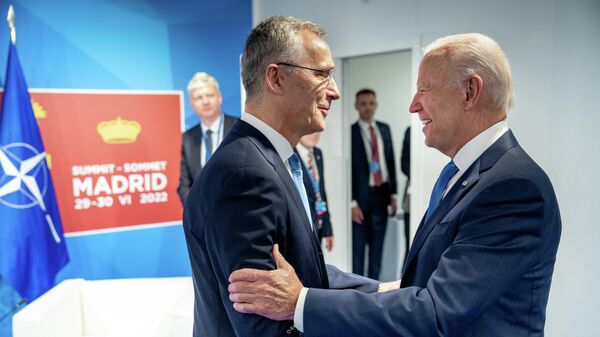 El secretario general de la OTAN, Jens Stoltenberg, con el presidente de EEUU, Joe Biden - Sputnik Mundo