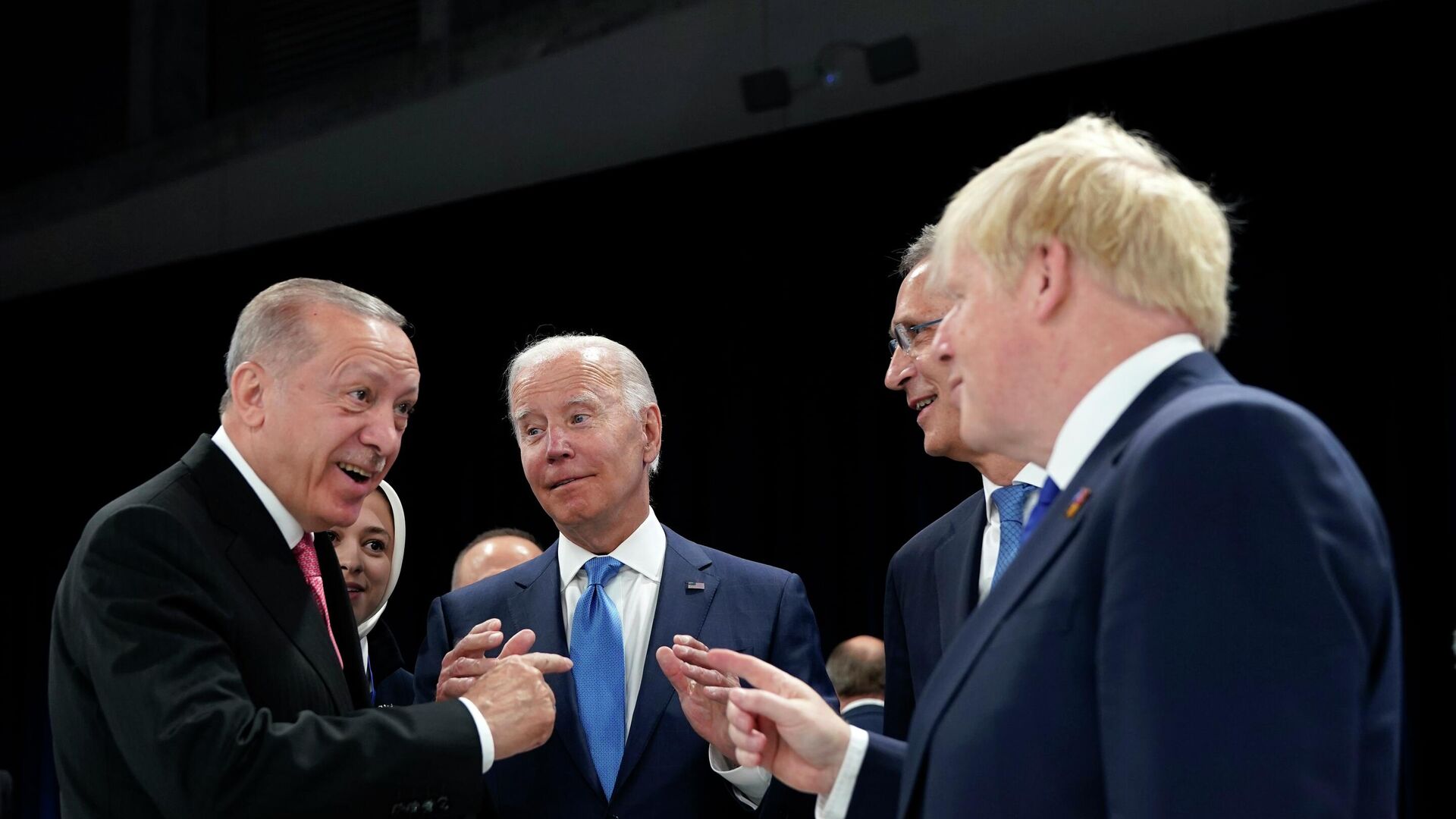 El presidente turco, Recep Tayyip Erdogan; el presidente de EEUU, Joe Biden; el secretario general de la OTAN, Jens Stoltenberg, y el primer ministro británico Boris Johnson en una cumbre de la OTAN en Madrid - Sputnik Mundo, 1920, 17.03.2023