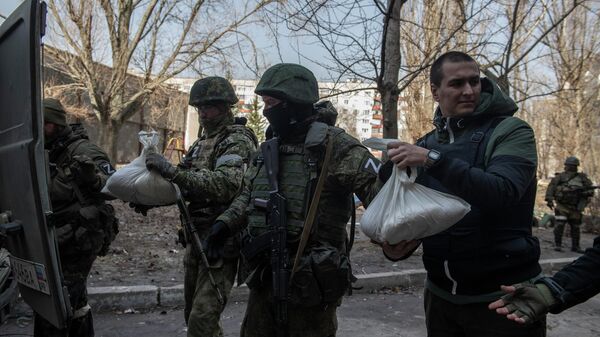 Militares rusos brindan ayuda humanitaria a los habitantes de la República Popular de Lugansk  - Sputnik Mundo