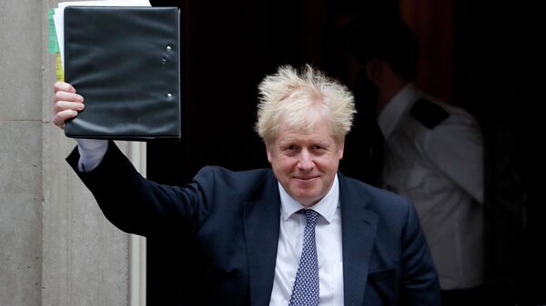 El primer ministro británico, Boris Johnson, en el exterior de su residencia de Downing Street - Sputnik Mundo