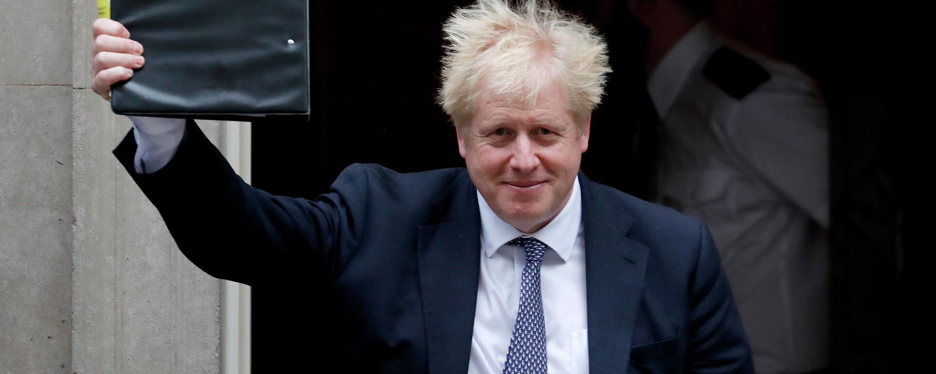 El primer ministro británico, Boris Johnson, en el exterior de su residencia de Downing Street - Sputnik Mundo, 1920, 07.07.2022