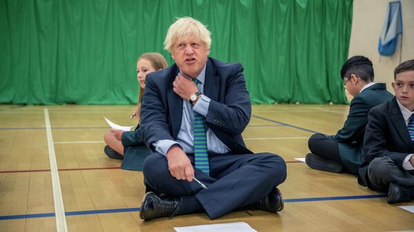 Премьер-министр Великобритании Борис Джонсон во время визита в школу Касл-Рок в Коулвилле, Англия - Sputnik Mundo