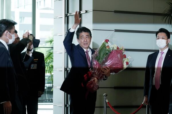 Shinzo Abe ha sido el primer ministro japonés que más tiempo ha estado en el cargo en la historia reciente del país: el 24 de agosto de 2020, cuando anunció su intención de abandonar el cargo, había superado los 2.799 días.En la foto: el primer ministro japonés, Shinzo Abe, deja su cargo tras decidir dimitir por motivos de salud, el 16 de septiembre de 2020. - Sputnik Mundo