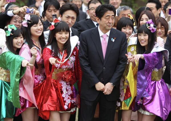 Shinzo Abe se convirtió en primer ministro en septiembre de 2006, convirtiéndose en el ministro más joven del gabinete japonés desde la Segunda Guerra Mundial. Sin embargo, a mediados de 2007 la popularidad de su gabinete cayó en picado y el 12 de septiembre decidió dimitir.En la foto: El primer ministro japonés, Shinzo Abe, con miembros del grupo de pop femenino japonés Momoiro Clover Z durante una fiesta en el jardín del parque Shinjuku-gyoen de Tokio, el 20 de abril de 2013. - Sputnik Mundo