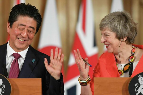 El primer ministro japonés, Shinzo Abe, y la primera ministra británica, Theresa May, durante una rueda de prensa tras una reunión bilateral en Londres, el 10 de enero de 2019. - Sputnik Mundo