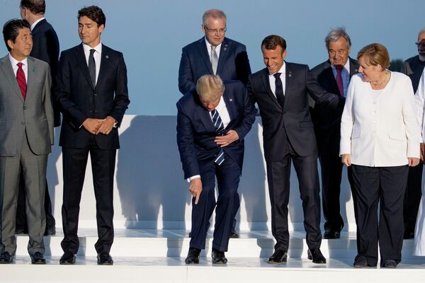 El primer ministro japonés, Shinzo Abe (a la izquierda), se fotografía con los líderes del G-7 en la cumbre de Biarritz, Francia, el 25 de agosto de 2019. - Sputnik Mundo