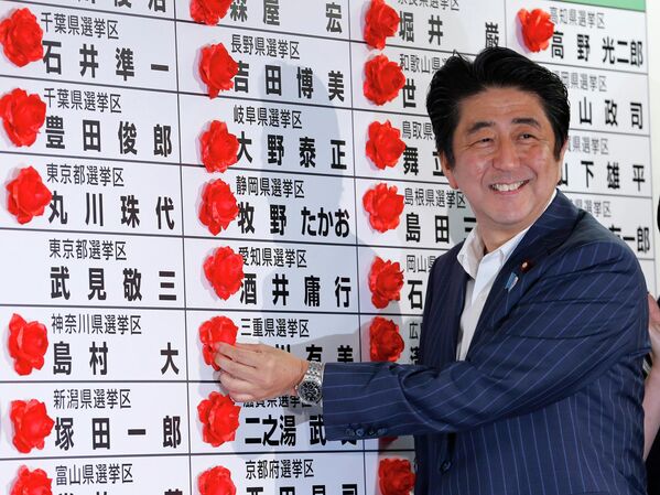 Procedente de una familia de políticos de alto rango, Abe siempre ha sido ambicioso y ha querido dejar su huella en la historia.En la foto: el primer ministro japonés, Shinzo Abe, durante el recuento de votos para las elecciones a la Cámara Alta en la sede del Partido Liberal Democrático en Tokio, el 21 de julio de 2013. - Sputnik Mundo