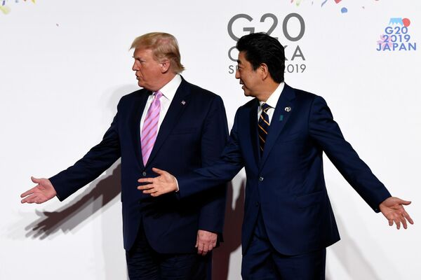 El primer ministro japonés, Shinzo Abe, y el presidente estadounidense, Donald Trump, en la cumbre del G-20 en Osaka, Japón, el 28 de junio de 2019. - Sputnik Mundo