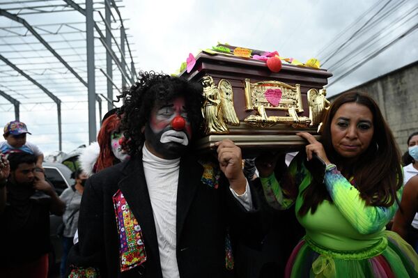 El funeral de Joselin Chacón, una payasa de 29 años conocida como Chispita, presuntamente asesinada por pandilleros, en el cementerio municipal de Amatitlán, Guatemala.  Chacón y su marido, Nelson Villatoro, desaparecieron después de actuar en una cárcel y posteriormente fueron encontrados estrangulados. - Sputnik Mundo