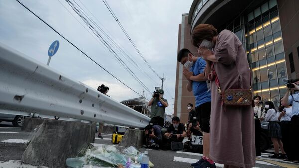 Personas acuden al lugar del asesinato de Shinzo Abe - Sputnik Mundo