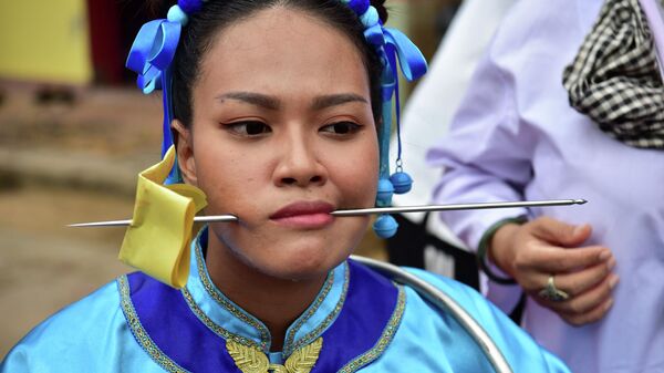 Una participante en el desfile dedicado a la diosa del templo Gow Lengchi en Narathiwat, al sur de Tailandia - Sputnik Mundo