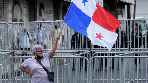 Una mujer sostiene una bandera de Panamá durante las protestas contra el Gobierno de Laurentino Cortizo en 2022 - Sputnik Mundo