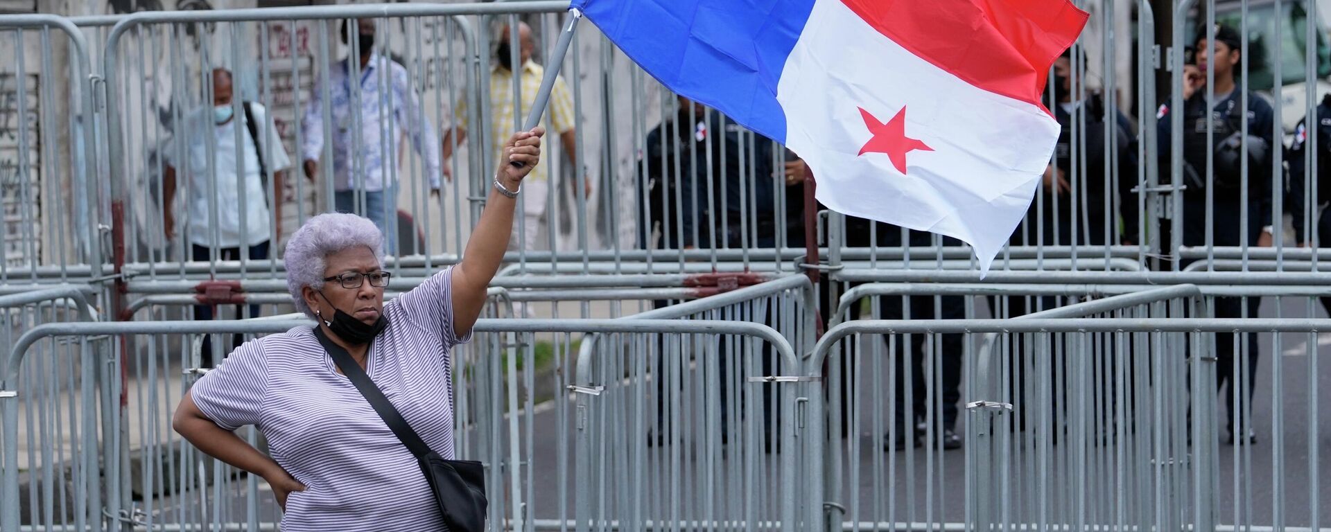 Una mujer sostiene una bandera de Panamá durante las protestas contra el Gobierno de Laurentino Cortizo en 2022 - Sputnik Mundo, 1920, 22.07.2022