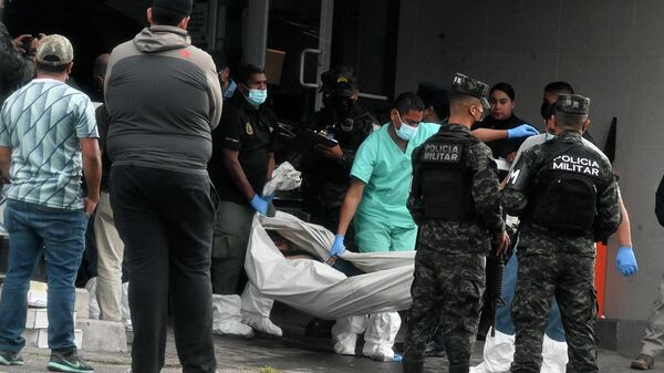 Miembros de Investigación Criminal y Policía Nacional trasladan cadáver a la escena del crimen donde fue asesinado Said Lobo Bonilla, hijo del expresidente hondureño Porfirio Lobo Sosa  - Sputnik Mundo