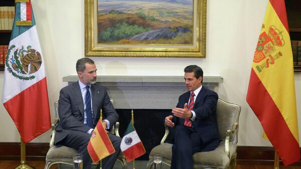 El rey de España, Felipe VI, con el entonces presidente de México Enrique Peña Nieto - Sputnik Mundo