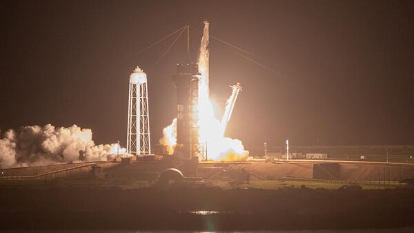 El cohete estadounidense Falcon 9 despegó hacia la Estación Espacial Internacional  - Sputnik Mundo