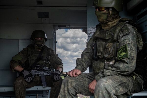 Soldados en la cabina de un helicóptero Mi-8MTV en un aeródromo de campo en la zona de la operación especial militar.
 - Sputnik Mundo