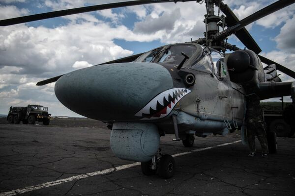 Entre otros, los helicópteros Mi-28N Cazador Nocturno y Ka-52 Aligator (en la foto) participan en la destrucción de instalaciones y equipos militares de las FFAA de Ucrania. Atacan con misiles guiados desde una distancia de hasta cinco kilómetros.
 - Sputnik Mundo