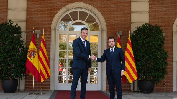 El presidente del Gobierno de España, Pedro Sánchez, y  la Generalitat de la comunidad autónoma de Cataluña, Pedro Pere Aragonès  - Sputnik Mundo