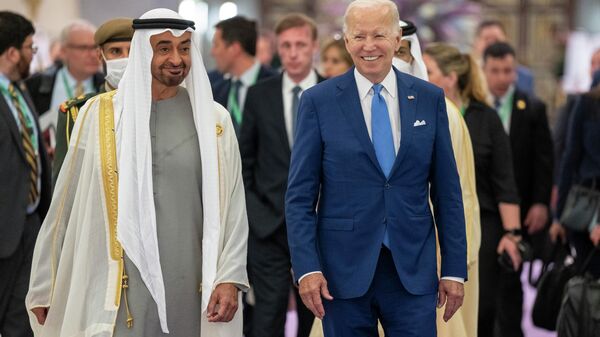 Mohamed bin Zayed Al Nahyan, presidente de los Emiratos Árabes Unidos junto a su homólogo estadounidense, Joe Biden - Sputnik Mundo