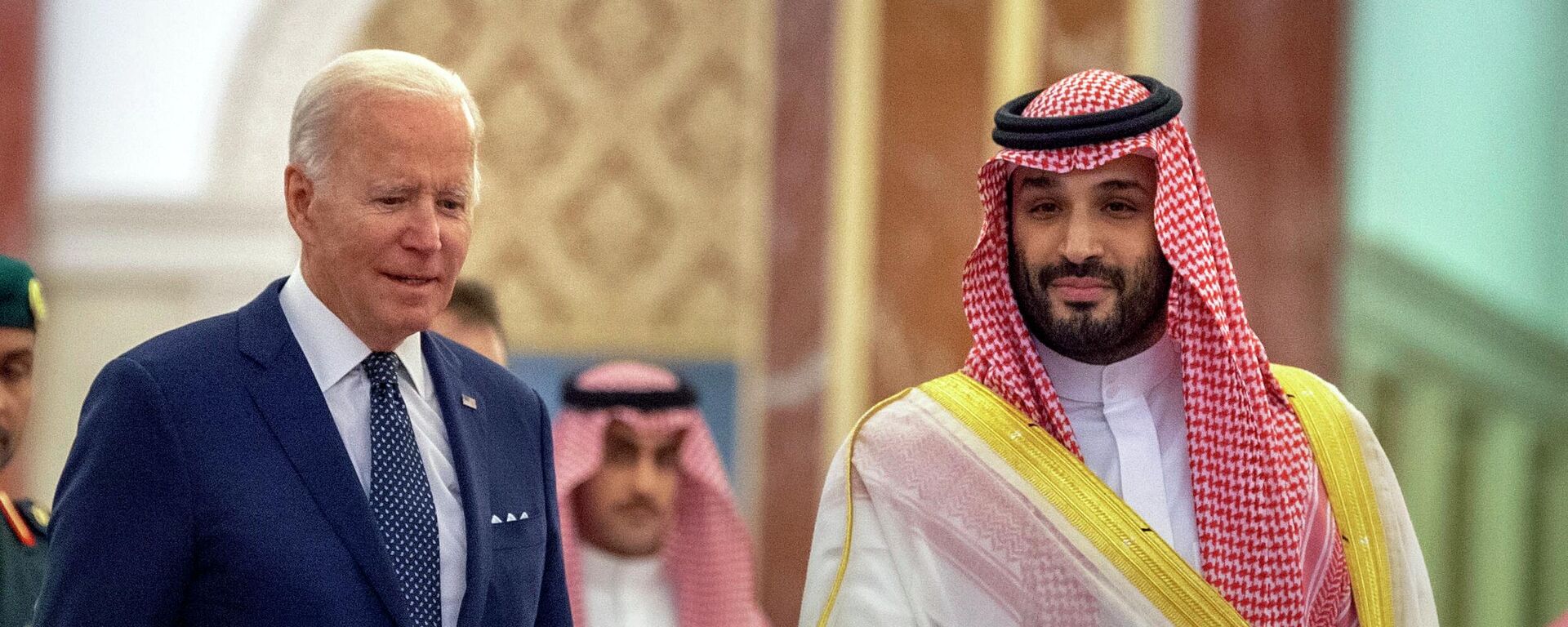 El presidente de Estados Unidos, Joe Biden, con el príncipe heredero de Arabia Saudí, Mohamed bin Salmán - Sputnik Mundo, 1920, 17.07.2022