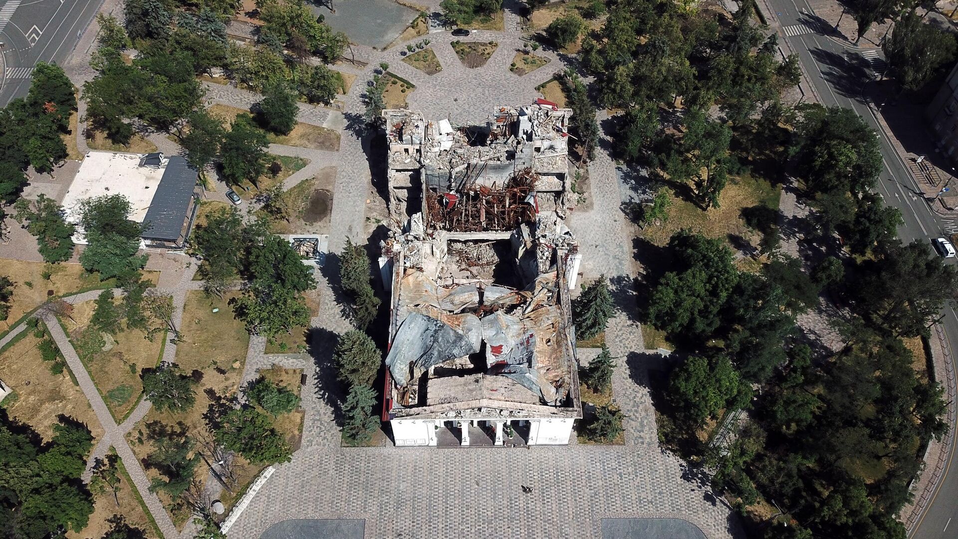El edificio del Teatro Regional Académico de Donetsk destruido en Mariupol - Sputnik Mundo, 1920, 19.07.2022