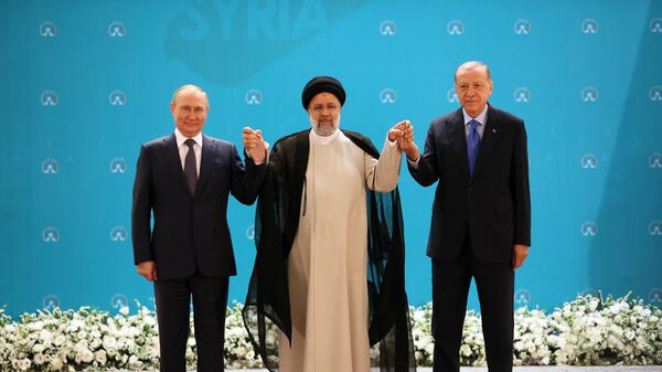 El presidente de Rusia, Vladímir Putin, y sus homólogos iraní y turco, Ebrahim Raisi y Recep Tayyip Erdogan - Sputnik Mundo