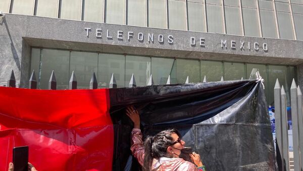 Izado de la bandera rojinegra en la huelga de telefonistas mexicanos. - Sputnik Mundo
