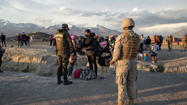 Migrantes indocumentados detenidos en la frontera entre Chile y Bolivia - Sputnik Mundo