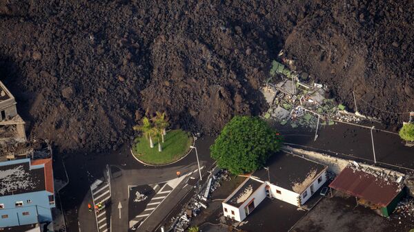 Lava de la erupción de un volcán fluye en la isla de La Palma en Canarias, el 23 de septiembre de 2021  - Sputnik Mundo