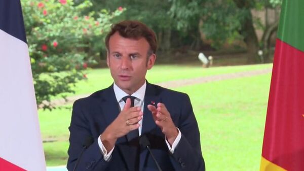 El presidente de Francia, Emmanuel Macron, durante su gira por el continente africano en julio de 2022 - Sputnik Mundo