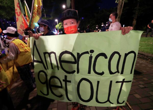 Un manifestante sostiene una pancarta durante una protesta contra la visita de la presidenta de la Cámara de Representantes de EEUU, Nancy Pelosi, frente a un hotel en Taipéi, Taiwán. - Sputnik Mundo