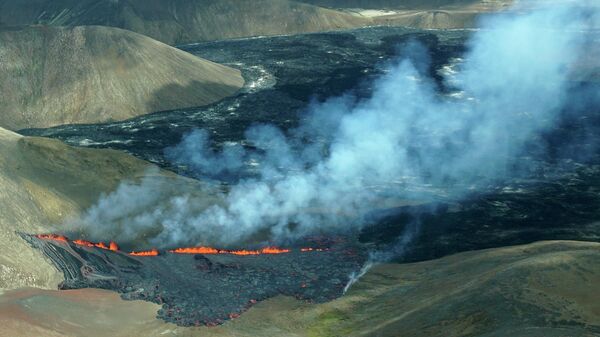 El volcán Fagradalsfjall en Islandia en erupción - Sputnik Mundo