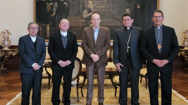 En el centro, el canciller entrante, Álvaro Leyva, junto a autoridades de la Iglesia católica colombiana - Sputnik Mundo
