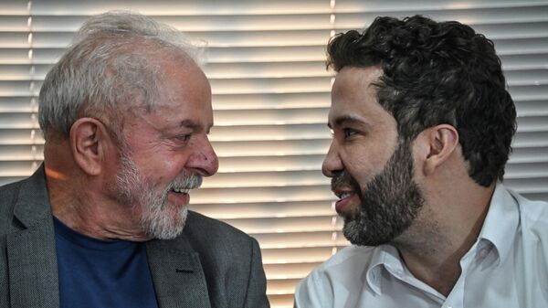 El exmandatario de Brasil Luiz Inácio Lula da Silva, y el diputado brasileño, André Janones - Sputnik Mundo
