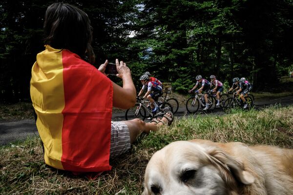 Un grupo de ciclistas pedalea durante la séptima etapa y recibe el maillot amarillo de líder general de la nueva edición de la carrera ciclista del Tour de Francia femenino, 127,1 km entre Selestat y Le Markstein. 30 de julio de 2022. - Sputnik Mundo