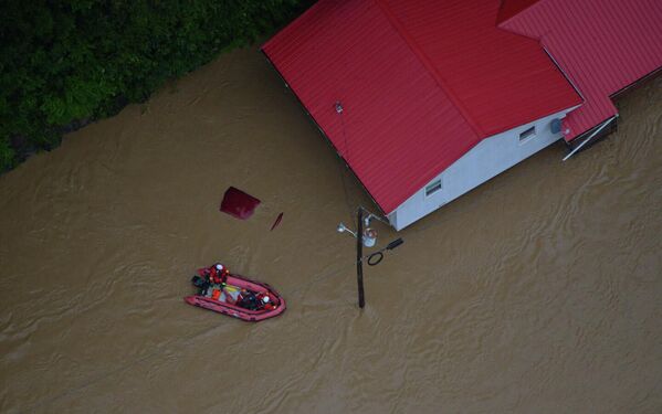 Los soldados y aviadores de la Guardia Nacional ayudan en los trabajos de rescate por las inundaciones en respuesta al estado de emergencia declarado en el este de Kentucky. - Sputnik Mundo