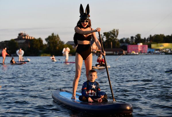 Varias personas participan disfrazados en el festival de surf de pala en el estanque Verj-Isetski de Ekaterimburgo. - Sputnik Mundo